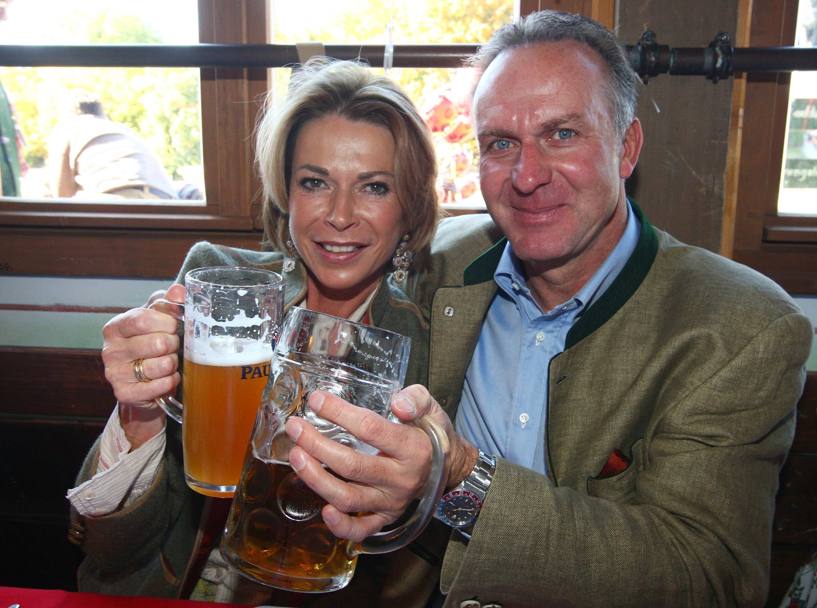Con la moglie Martina durante l&#39;Oktoberfest a Monaco di Baviera (Reuters)